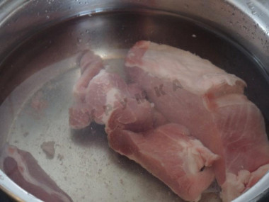 Рецепт - Салат Фаворит с говяжьим языком, ветчиной и говядиной - Шаг 2 -  Отправляем вариться мясо на полчаса.