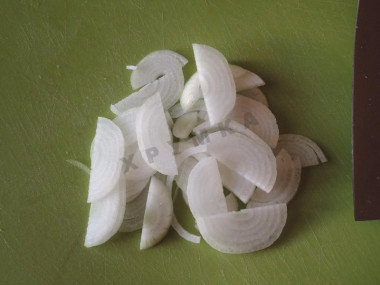 Рецепт - Салат Фаворит с говяжьим языком, ветчиной и говядиной - Шаг 3 -  Луковицу очищаем от шелухи и режем тонкими полукольцами.