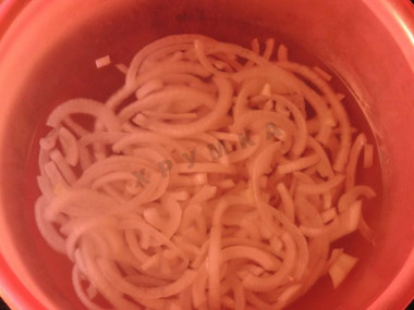 Рецепт - Салат Фаворит с говяжьим языком, ветчиной и говядиной - Шаг 4 -  Заливаем лук ускусом и горячей водой, добавляем сахар. Маринад должен получиться приятным на вкус - и кислым, и сладким одновременно. Маринуем лук до самой подачи блюда.