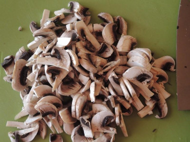 Рецепт - Салат Фаворит с говяжьим языком, ветчиной и говядиной - Шаг 5 -  Шампиньоны режем пластинками...