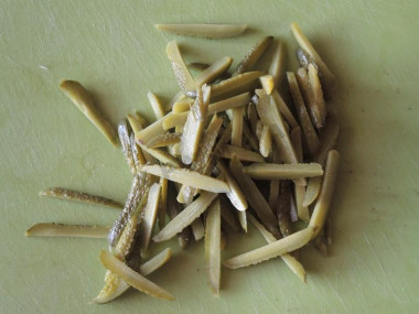 Рецепт - Салат Фаворит с говяжьим языком, ветчиной и говядиной - Шаг 7 -  Режем остальные ингредиенты. Огурцы - тонкой соломкой.