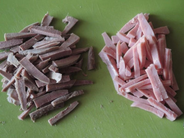 Рецепт - Салат Фаворит с говяжьим языком, ветчиной и говядиной - Шаг 8 -  Язык и ветчину - тоже соломкой, но можно и потолще.