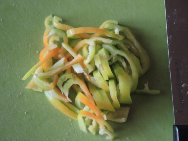 Рецепт - Салат Фаворит с говяжьим языком, ветчиной и говядиной - Шаг 9 -  Перец - тонкими полукольцами.