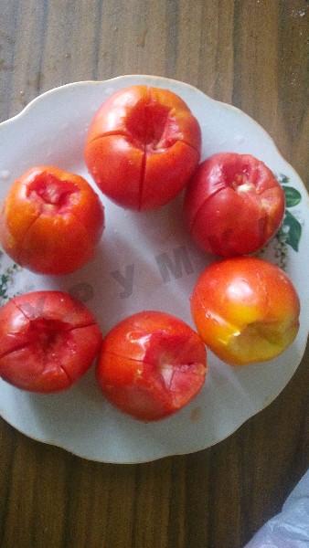 Рецепт - Котлеты по-гречески - Шаг 1 - Помыть помидоры и вырезать плодоножки. Сделать крестообразные надрезы.