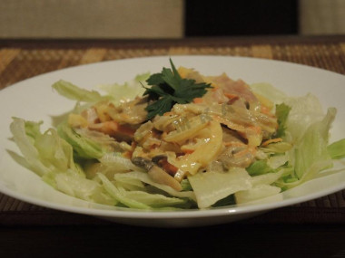 Салат с копченым окорочком и грибами