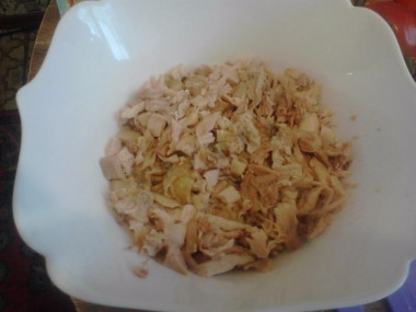 Рецепт - Салат под кайфом - Шаг 1 - отварную курицу режем кубиком и начинаем укладывать салат слоями