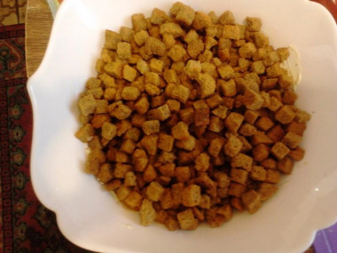 Рецепт - Салат под кайфом - Шаг 3 -  второй слой сухарики