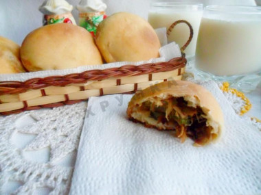 Дрожжевые пирожки с капустой и яйцом в духовке