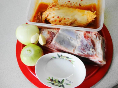 Рецепт - Свинина жаренная с кимчи - Шаг 1 - Набор продуктов. Кимчи должна быть хорошо проквашенной