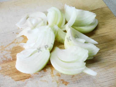 Рецепт - Свинина жаренная с кимчи - Шаг 3 -  Мясо нарезаем средними кусочками, кладем на раскаленную сковороду. Если свинина недостаточно жирная-добавьте немного растительного масла. Обжариваем без крышки на одной стороне пять минут, затем переворачиваем на другую сторону.