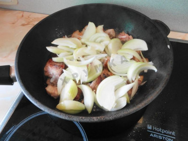 Рецепт - Свинина жаренная с кимчи - Шаг 4 -  Луковицу разрезаем пополам, затем сверху вниз крупными перьями.