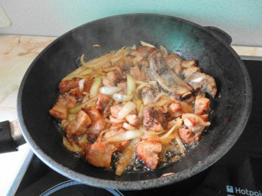 Рецепт - Свинина жаренная с кимчи - Шаг 5 -  Кладем лук поверх мяса, готовим пару минут, затем перемешиваем. Подсаливаем.