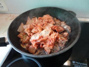 Рецепт - Свинина жаренная с кимчи - Шаг 6 -  Жарим до тех пор, пока лук не начнет подрумяниваться. Все время помешиваем, не допуская подгорания.