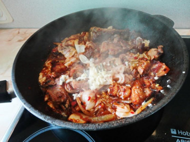 Рецепт - Свинина жаренная с кимчи - Шаг 7 -  Затем кладем кимчи, нарезанную средними кусочками, перемешиваем. Берегите глаза!