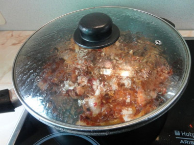 Рецепт - Свинина жаренная с кимчи - Шаг 8 -  Кладем давленый чеснок, вливаем сок от кимчи.