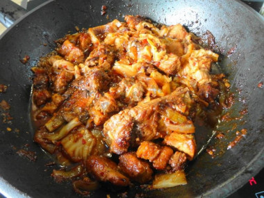 Рецепт - Свинина жаренная с кимчи - Шаг 9 -  Сразу же накрываем крышкой! Огонь убавляем и готовим еще минут десять.