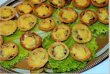 Творожные тарталетки с грибами и сыром