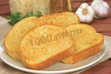 Батон с чесноком и оливковым маслом на сковороде