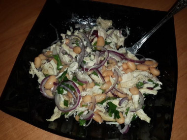 Легкий салатик из белой фасоли и курицы