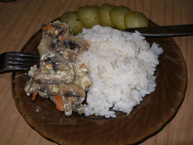 Минтай с шампиньонами в сметане в духовке