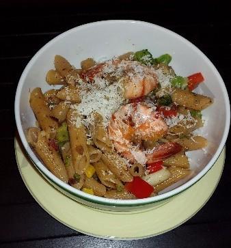 Цельнозерновые макароны с креветками и брокколи