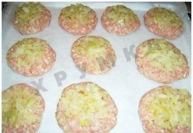 Рецепт - Шарики из фарша под шубой в духовке - Шаг 1 - Раскатать фарш лепешками, на середину выложить начинку из пассерованного лука. Чем больше лука, тем вкуснее