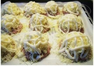 Рецепт - Шарики из фарша под шубой в духовке - Шаг 2 -  На лук выложить тертый вареный картофель и рубленые яйца, в виде стожка. Сверху-слой тертого сыра и майонез. Выпекать в предварительно разогретой до 180° духовке 20 минут.