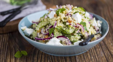 Салат из кускуса с огурцами и фетой