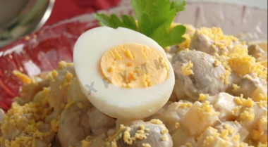 Салат из куриных потрошков с солеными огурцами