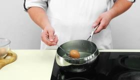 Рецепт - Яичный салат с беконом - Шаг 1 - Яйца положите в подсоленную кипящую воду, снова доведите до кипения, снимите с огня и оставьте на 10 мин. Затем переложите в холодную воду на пару минут, очистите.