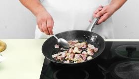 Рецепт - Яичный салат с беконом - Шаг 2 -  Бекон нарежьте небольшими кусочками, положите на слегка разогретую сковородку, жарьте на среднем огне до хруста. Выложите кусочки бекона на бумажные полотенца (жир в сковороде не понадобится).