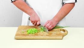 Рецепт - Яичный салат с беконом - Шаг 3 -  Белую часть зеленого лука очень тонко нарежьте колечками, зеленую – кусочками длиной 1 см. Так же тонко нарежьте сельдерей.