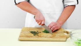 Рецепт - Яичный салат с беконом - Шаг 4 -  У петрушки удалите стебли, листья­ измельчите. Каперсы нарежьте не слишком мелко – лучше всего просто разрезать их пополам или на 4 части, если они крупные.