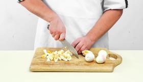 Рецепт - Яичный салат с беконом - Шаг 5 -  Яйца нарежьте небольшими кубиками. Смешайте лук, каперсы, сельдерей и петрушку.