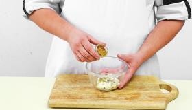 Рецепт - Яичный салат с беконом - Шаг 6 -  Отдельно смешайте майонез, карри и перец до однородности. Заправьте салат, посыпьте беконом и подавайте с тостами.