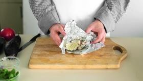Рецепт - Салат из печеных баклажанов и свежих помидоров - Шаг 1 - Разогрейте духовку до 200 °С. Разрежьте головку чеснока поперек пополам, сбрызните срез оливковым маслом и посолите. Заверните чеснок в фольгу не слишком плотно.
