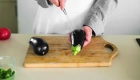 Рецепт - Салат из печеных баклажанов и свежих помидоров - Шаг 2 -  Баклажаны, не разрезая, проткните со всех сторон вилкой или ножом довольно часто – это не даст им взорваться в духовке. Положите на противень вместе с чесноком и поставьте в духовку примерно на 30 мин. Баклажаны и чеснок должны стать мягкими.