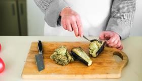 Рецепт - Салат из печеных баклажанов и свежих помидоров - Шаг 3 -  Готовые баклажаны разрежьте вдоль пополам и остудите. Выньте мякоть ложкой и крупно нарежьте. Посолите, слегка полейте соком лимона и поперчите.