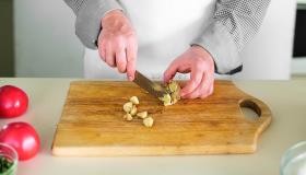 Рецепт - Салат из печеных баклажанов и свежих помидоров - Шаг 4 -  Чеснок выдавите из шелухи и разомните вилкой или порубите, смешайте с баклажанами.