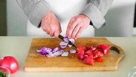 Рецепт - Салат из печеных баклажанов и свежих помидоров - Шаг 5 -  Помидоры нарежьте удобными для еды ломтиками. Лук очистите и нарежьте тонкими перьями, положите в мисочку, посолите, поперчите, полейте маслом и пожмите руками.