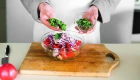 Рецепт - Салат из печеных баклажанов и свежих помидоров - Шаг 6 -  Смешайте все подготовленные продукты, приправьте еще лимонным соком, солью, перцем и маслом. Посыпьте рублеными листочками зелени и подавайте.