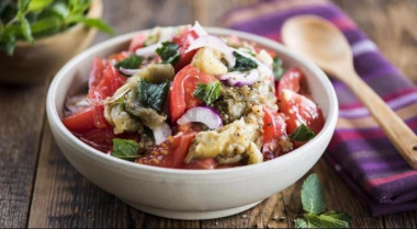 Рецепт - Салат из печеных баклажанов и свежих помидоров - Шаг 7 -  финита!Приятного аппетита!