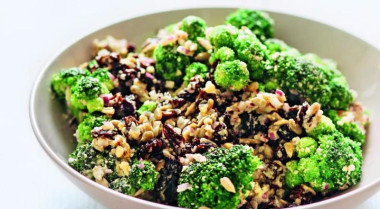 Салат из брокколи с орешками и медом