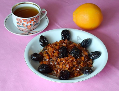 Тушеная морковь с черносливом