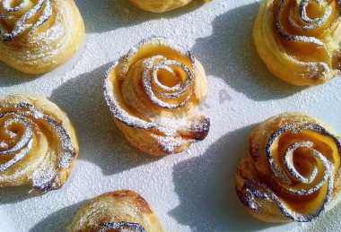 Розочки из слоеного теста с джемом и яблоками