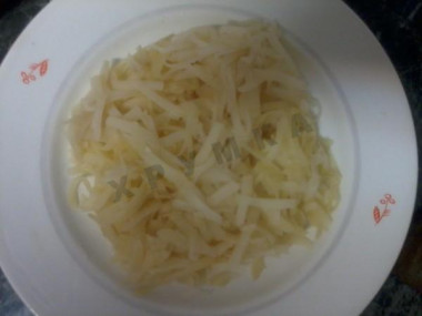 Рецепт - Салат Египетская пирамида - Шаг 2 -  Картофель трем на крупной терке и выкладываем на тарелку или салатные листья формируя квадрат, основание нашей пирамиды.