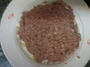 Рецепт - Салат Египетская пирамида - Шаг 4 -  Печень трески разминаем вилкой, если суховато добавляем жидкость из банки(обычно не требуется). Выкладываем на картошку.