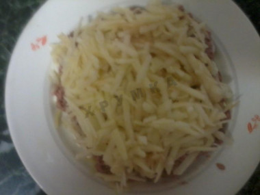 Рецепт - Салат Египетская пирамида - Шаг 5 -  Яблоко трем на крупной терке и выкладываем на печень трески.