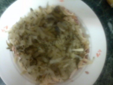 Рецепт - Салат Египетская пирамида - Шаг 6 -  Соленые огурцы трем на крупной терке и выкладываем на яблоки.