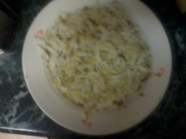 Рецепт - Салат Египетская пирамида - Шаг 8 -  Яйца трем на крупной терке, выкладываем, можно немного подсолить. Делаем майонезную сеточку.